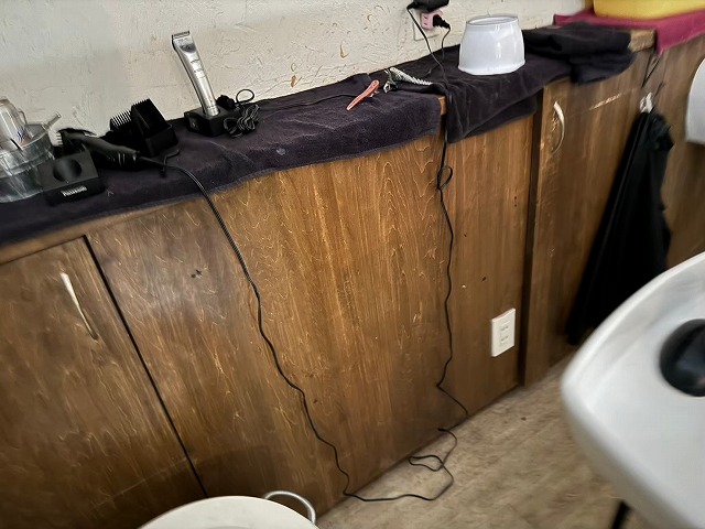 美容室シャンプー台裏棚